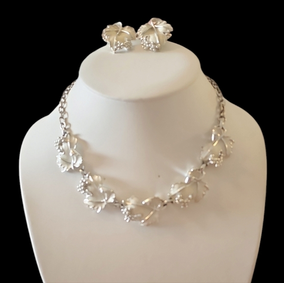 Sarah Coventry Necklace & Earrings Set White Enamel Leaf Grape Vineyard - Picture 11 of 11
